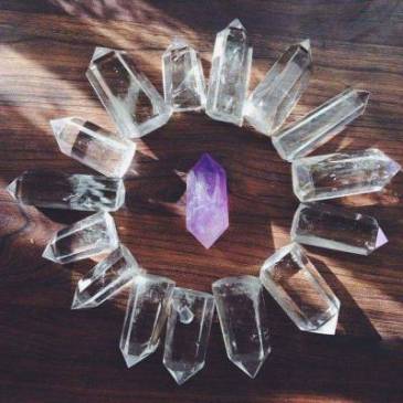 Cristal roxo circundado por diversos cristais